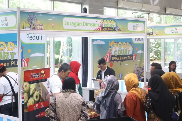 Suasana ramai pengunjung menikmati kuliner nusantara dari UMKM Binaan PLN UID Jakarta Raya dalam gelaran Electricity CONNECT 20-22 November 2024.(Dok. PLN)