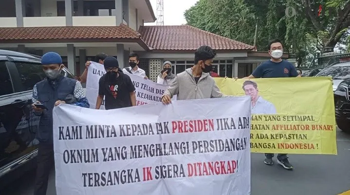 Sejumlah orang yang mengaku jadi korban Indra kenz, beraksi di depan Pengadilan Negeri Tangerang. (Foto: Iqbal)