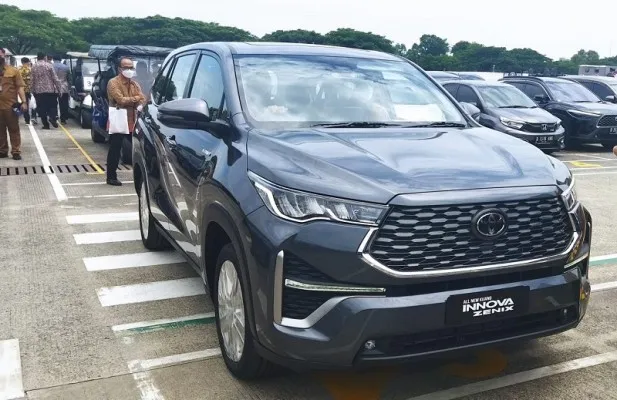 Toyota Kijang Innova Zenix Hybrid buatan Indonesia resmi ekspor perdana. Foto: Ist.