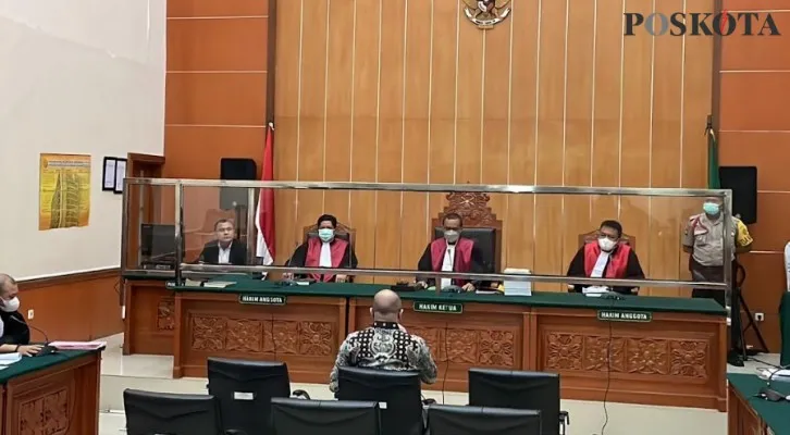 Irjen Teddy Minahasa menjalani sidang lanjutan kasus peredaran narkotika dengan agenda pembacaan putusan sela di Pengadilan Negeri Jakarta Barat, Kamis (9/2). (Pandi)