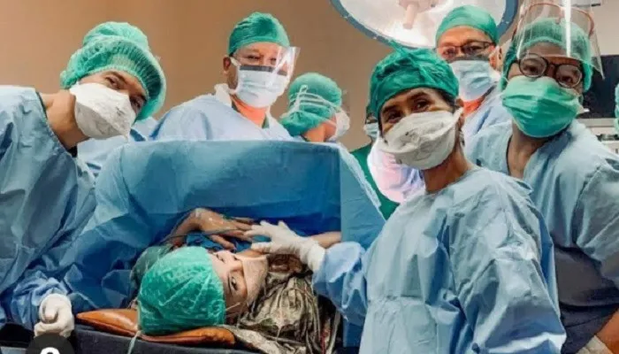 Irwansyah dan istrinya, Zaskia Sungkar yang menjalani proses persalinan dengan para dokter (Foto: instagram @irwansyah_15)