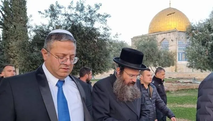 Menteri Keamanan Nasional Israel Itamar Ben Gvir berdoa di kompleks Masjid Al Aqsa pada 3 Januari 2023.