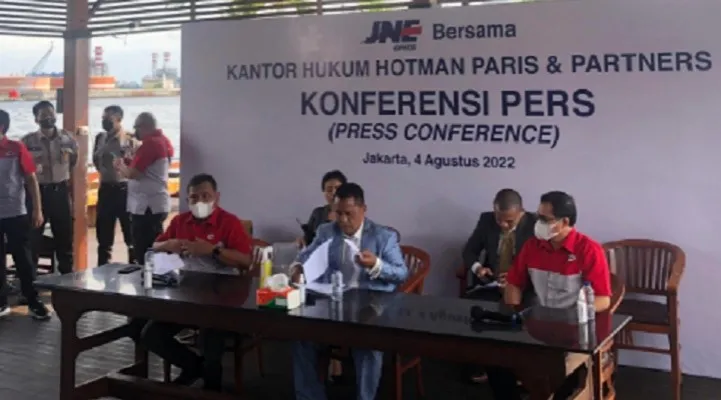 Kuasa hukum JNE, Hotman Paris Hutapea saat menggelar konferensi pers di Jakarta Utara, Kamis (04/08/22)