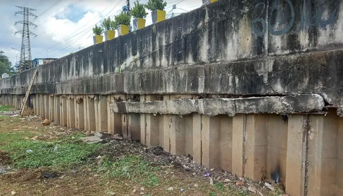 Bagian tanggul yang dijarah besi betonya di Banjir Kanal Barat, Tomang, Jakbar. (cr01)