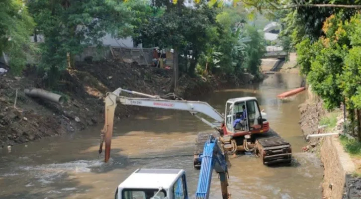 Sudin SDA Jakarta Selatan melakukan pengerukan kali guna mengantisipasi banjir saat musum hujan. (ist)