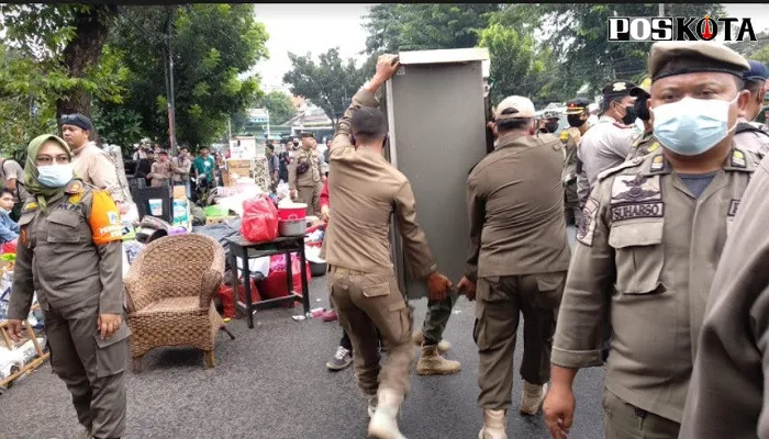 Petugas Pemkot Jaksel Menertibkan 25 Bangunan Liar di Menteng Dalam, Tebet, Jaksel. (Foto: adji)