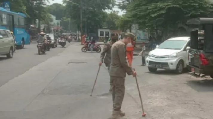 Petugas Satpol PP Jakarta Timur sedang melakukan penyisiran ranjau paku di Jalan Raya Pondok Gede, Kelurahan Pinang Ranti, Kecamatan Makasar, Jakarta Timur, Kamis (14/10/2021) (ist)