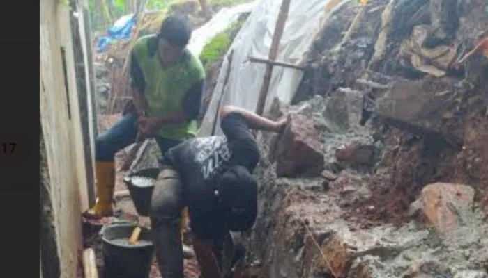 Diterjang Banjir Luapan Kali Cipinang, Pagar Pembatas Taman Layang di Ciracas Roboh