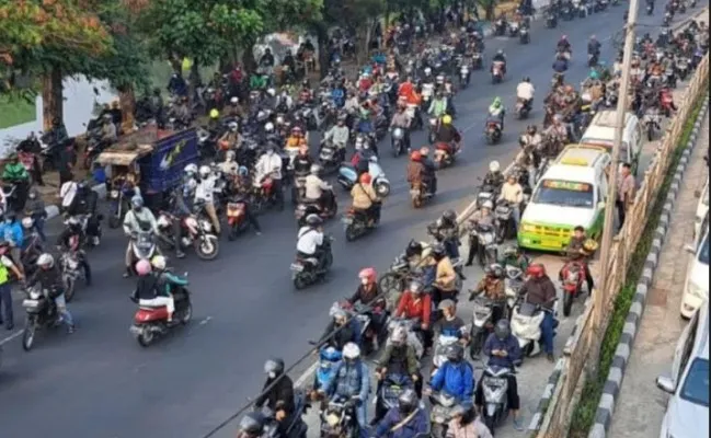 Imbas proyek pengecoran jalan, sepanjang Jalan Daan Mogot, Jakarta Barat terpantau macet. (Ist)