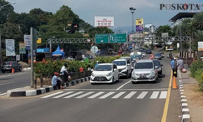 Jalan Raya Puncak Desa Gadog mulai ramai dilewati kendaraan setelah Ada kelonggaran PPKM Level 3. - Angga