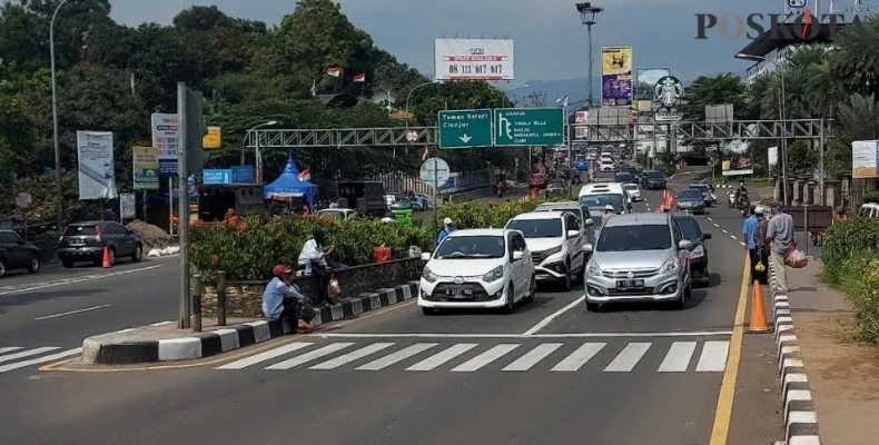 Jalan Raya Puncak Desa Gadog mulai ramai dilewati kendaraan setelah Ada kelonggaran PPKM Level 3. (Angga)