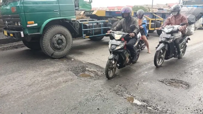  Salah satu titik jalan yang timbul lubang di jembatan di Marunda yang sangat membahayakan pengendara. (cr10)