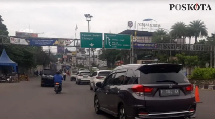 Kepadatan arus lalu lintas di Jalur Puncak saat tanggal merah  Kamis (26/5/2022) padat merayap didominasi kendaraan pribadi dan bus pariwisata. (Foto: Billy) 