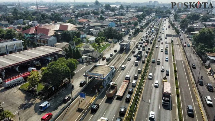 Kendaraan melintasi jalan tol. (Poskota/Ahmad Tri Hawaari)