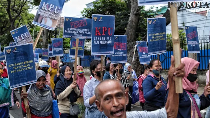 Foto : Sejumlah massa dari Partai Rakyat Adil Makmur (Prima) menggelar aksi di depan kantor Komisi Pemilihan Umum Republik Indonesia (KPU RI) Jakarta Pusat, Rabu (14/12/2022).  (Poskota/Ahmad Tri Hawaari)