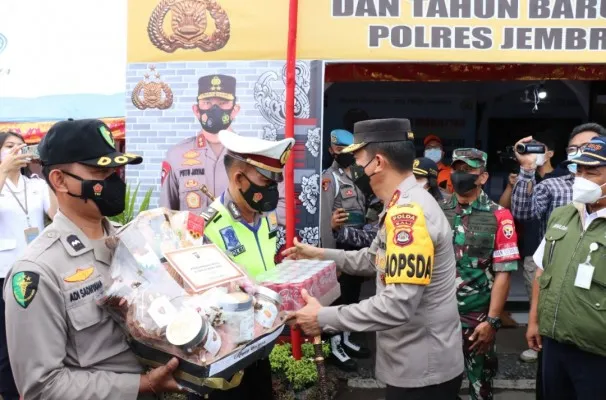 Kapolda Bali memberikan bingkisan serta semangat kepada personel yang sedang bertugas melaksanakan pengamanan di Pelabuhan Gilimanuk/humas Polri