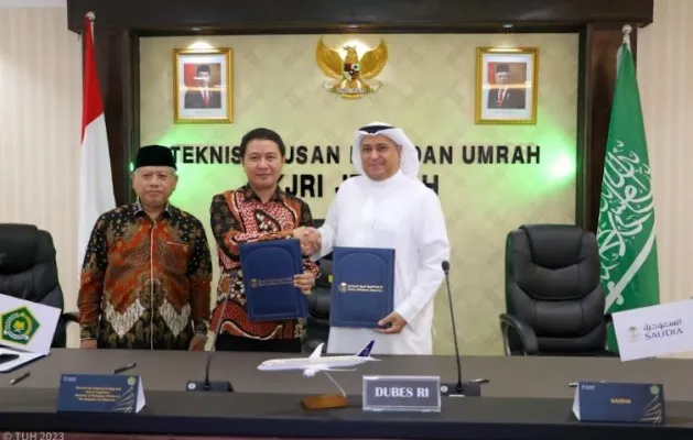 Perjanjian kerja sama pengangkutan jemaah haji reguler oleh Dirjen PHU, Hilman Latief dan General Manager, Hajj and Umrah Revenue Management and Sales, Amer Al Ghamdi,. (ist)