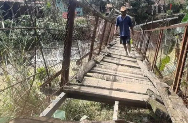 Jembatan Ciseko Tanjungsari Bogor rusak parah. (Panca)