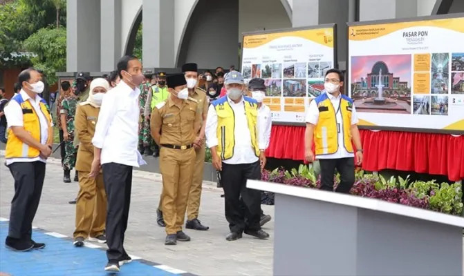 Presiden Joko Widodo resmikan Pasar Pon Trenggalek didampingi Menteri Basuki, dukung pemulihan ekonomi lokal. (Foto/biropers)