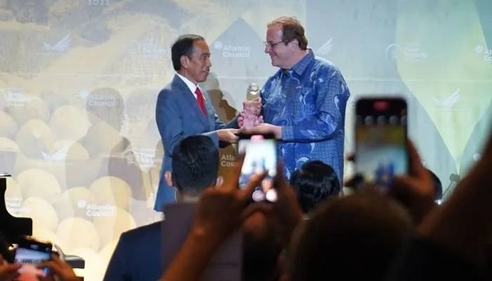 Presiden Jokowi menerima Global Citizen Award 2022 di Forum Ketahanan Pangan Global di Nusa Dua Bali.