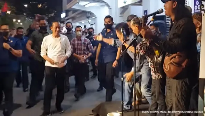 Presiden Jokowi menikmati suasana malam di Yogjakarta. Tampak jokowi menikmati musisi jalanan, dengan lagu Ojo Dibandingke. (foto: ist)