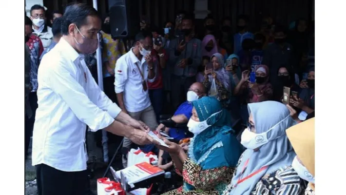 Presiden Joko Widodo saat blusukan di sejumlah pasar di Surakarta. (Foto: biro pers)