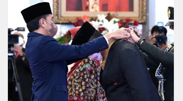 Presiden Jokowi Anugerahkan Tanda Kehormatan bagi 127 Tokoh.(Foto: biro pers)