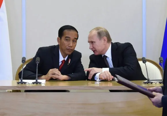 Presiden Indonesia Joko Widodo (kiri) dan Presiden Rusia Vladimir Putin (kanan), sedang pertemuan bilateral.(sumber foto: @KemensetnegRI/twitter)