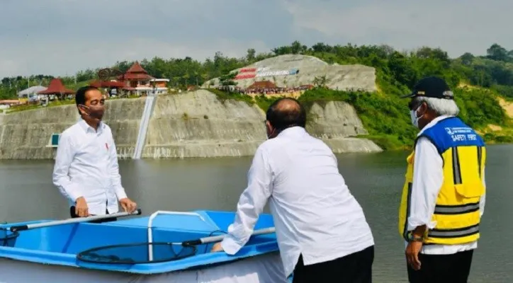 Presiden Joko Widodo saat meresmikan  Bendungan Randugunting di Blora. (foto biro pers)