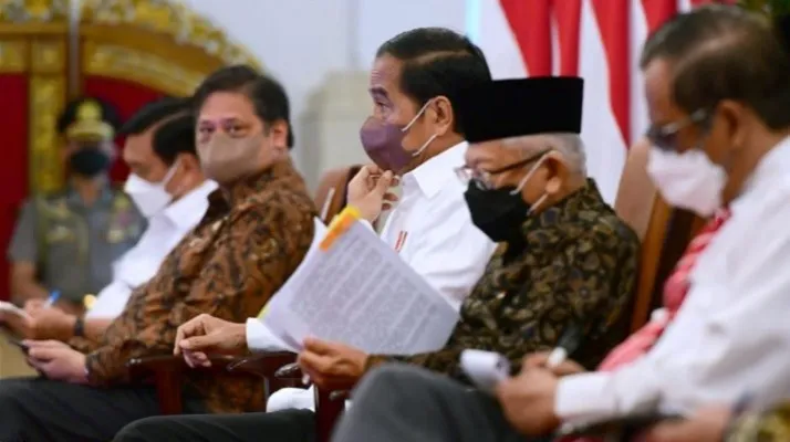 Presiden Joko Widodo saat memimpin Sidang Kabinet Paripurna. (foto: biro pers)