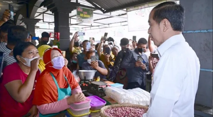 Presiden Joko Widodo saat mengunjungi Pasar Malang Jiwan Colomadu, Kabupaten Karanganyar, Jawa Tengah. (Foto: biro pers)