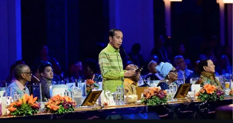 Jokowi kenalkan Prabowo Subianto sebagai Presiden terpilih RI pada acara Gala Dinner Indonesia-Africa Forum Ke-2 di Bali. (Instagram/@Jokowi)