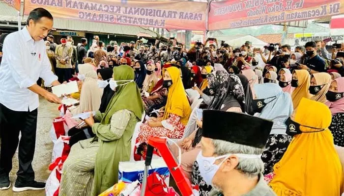 Presiden Joko Widodo saat serahkan BMK di Pasar Baros. (setwapres)