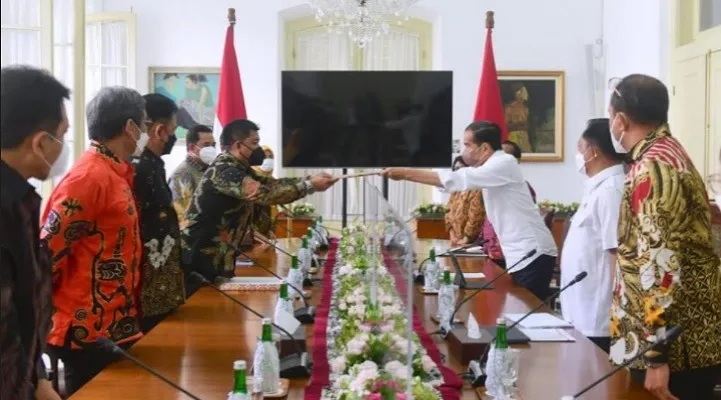 Presiden Joko Widodo saat menerima calon anggota KPU dan Bawaslu dari Tim Seleksi di Istana Kepresidenan, Bogor. (foto biro pers)