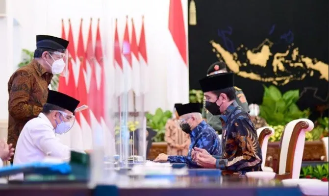 Presiden Joko Widodo saat menyerahkan zakat mal ke Baznas. (foto: ist)