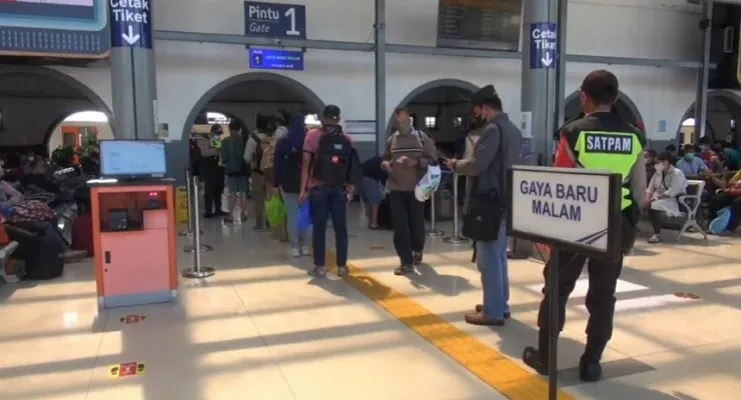 Suasana Stasiun Pasar Senen saat Ramada.