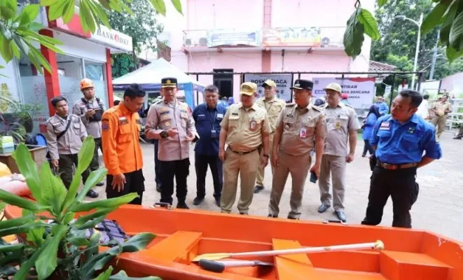 Kapolsek Mampang Kompol David Kanitero dengan Camat mengecek kelengkapan KBS dan Satgas perahu kano untuk evakuasi korban banjir (ist)