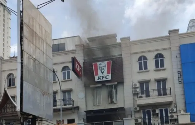 Ruko tempat rumah makan cepat saji di kawasan Tanjung Priok, Jakarta Utara terbakar pada Senin (3/4/2023). (Ist)