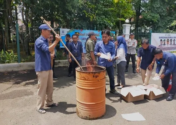 Beberapa petugas KPU Lebak membakar dan memusnahkan ratusan lembar surat suara yang rusak. (ist)