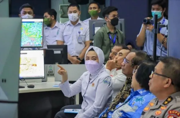 Kepala BMKG Dwikorita Karnawati saat berada di ruang monitoring Climate Early Warning BMKG. (ist).