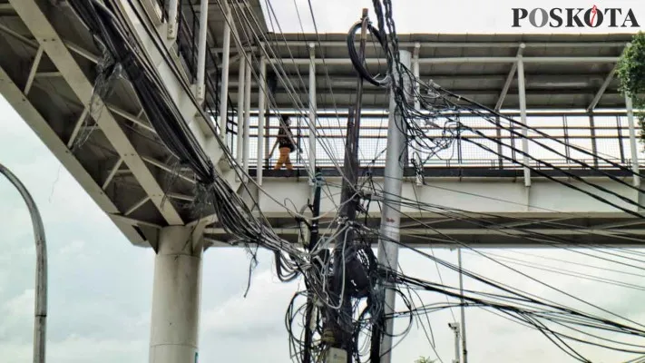 Kabel semrawut di Jakarta menimbulkan korban jiwa. (poskota)