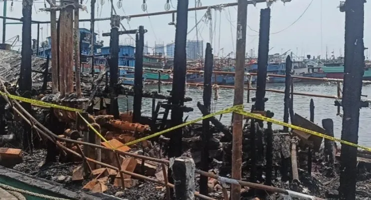 Kondisi kapal cumi yang terbakar di Pelabuhan Muara Baru, Jakarta Utara, Sabtu dini hari(9/4/2022).