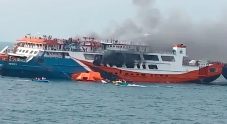 Kapal Feri KMP Royce 1 yang terbakar. Foto: Dok Ist.