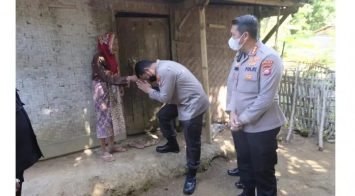 Sikap Kapolda Banten Irjen Pol Rudy Heriyanto saat menemui nenek Kusniah, cium tangan nenek.  (ist)