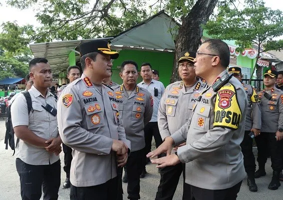 Kapollda Banten, Irjen Polisi Abdul Karim (kiri), meninjua TPS berkatagori rawan Banten di Kabupaten Tangerang. (Ist)