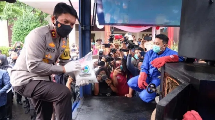 Kapolda Jatim Irjen Nico Afinta memusnahkan narkotika dan miras di depan Gedung Mahameru, Mapolda Jatim. (Foto: ist)