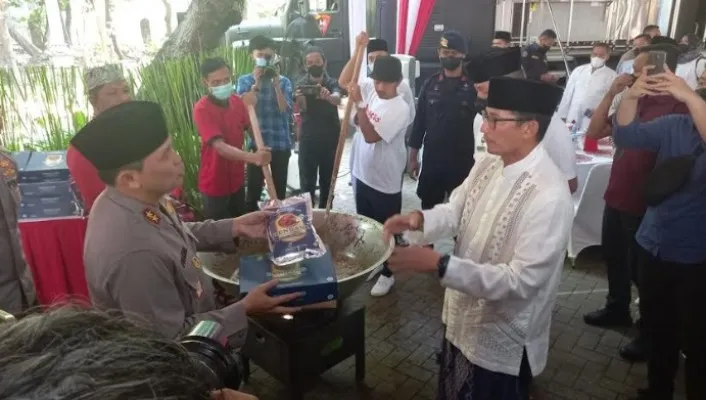 Kapolda Metro Jaya, Irjen Pol Fadil Imran bersama Menparekraf, Sandiaga Uno berkolaborasi mengolah daging kurban menjadi masakan rendang.( Adam)