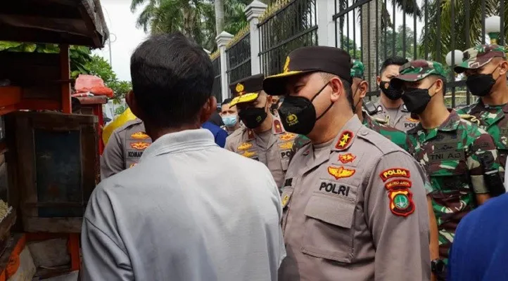 Kapolda Metro Jaya Irjen Fadil Imran menyapa pedagang bakso di depan Gedung DPR RI, Sabtu (14/5/2022).