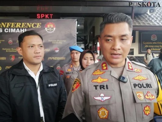 Kapolres Cimahi, AKBP Tri Suhartanto (kanan), memberikan pernyataan kepada sejumlah wartawan di Mapolres Cimahi, Jalan Amir Machmud. (Poskota/Gatot Poedji)