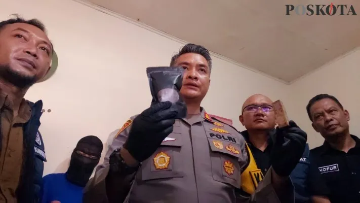 Kapolres Cimahi AKBP Tri Suhartanto (kedua kiri) didampingi Kasat Narkoba Tanwin Nopiansah (kedua kanan), dalam ungkap kasus tembakau sintetis di Gang Narpan, Jalan Leuwianyar Utara, Kota Bandung, Jumat, 9 Agustus 2024. (Poskota/Gatot Poedji)